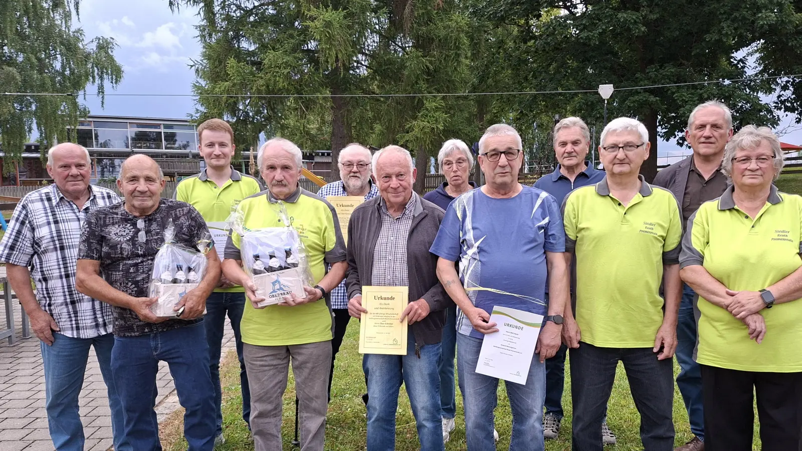 Bild 1: Ehrungen und verabschiedete Mitglieder der Vorstandschaft (von links nach rechts): <br>Josef Trottmann, Franz Schöpf, Stefan Schuster, Engelbert Ulrich, Herbert Schell, Theo Schricker, Karin Neugirg, Willi Hecht, Helmut Hruschka, zweiter Vorsitzender Bernhard Greger, Bürgermeister Werner Prucker und Vorsitzende Erna Ulrich.<br> (Bild: Stefanie Kramer)