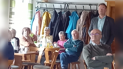Herr Bürgermeister Florian Junkes mit interessierten Zuhörern. (Bild: Stilla Gradl)