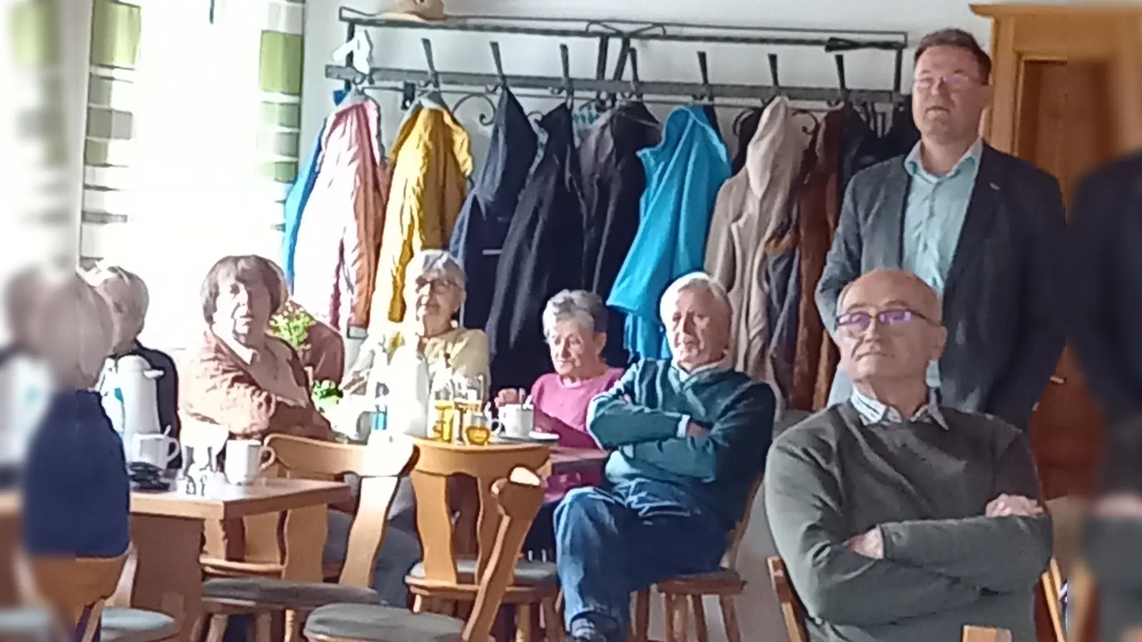 Herr Bürgermeister Florian Junkes mit interessierten Zuhörern. (Bild: Stilla Gradl)