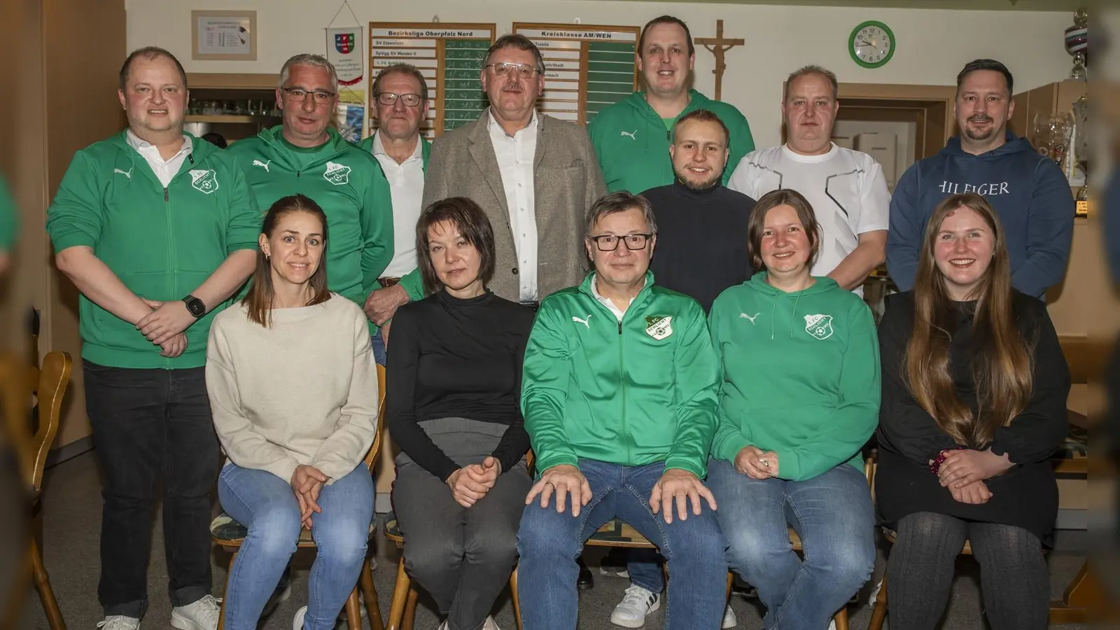 Der neu gewählte Vereinsausschuss des 1.FC Schlicht mit Bürgermeister. Stehend von links Manuel Bönisch, Wolfgang Merkl, Edwin Münster, Bgm. Hans – Martin Schertl, Christian Weiß, Julian Liebenow, Stefan Bönisch und Manuel Rittner; sitzend Sonja Schulz, Andrea Weiß, Vorstand Stefan Weiß, Elisabeth Merkl und Celine König.  (Bild: Christian Trummer)