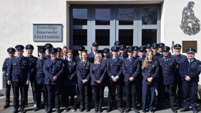 Abschlussbild mit allen Teilnehmern sowie zwei Kommandanten und Prüfern. (Bild: Elisa Zölch)