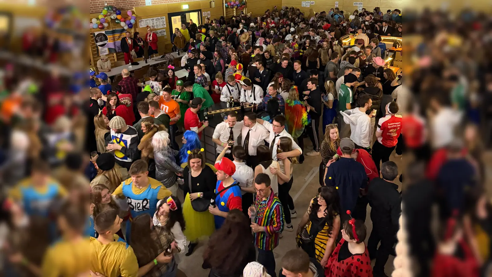 Die Riedener Turnhalle war in bester Partylaune. (Bild: Matthias Becker)