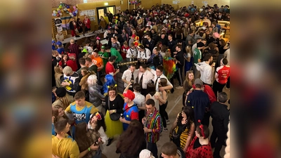Die Riedener Turnhalle war in bester Partylaune. (Bild: Matthias Becker)
