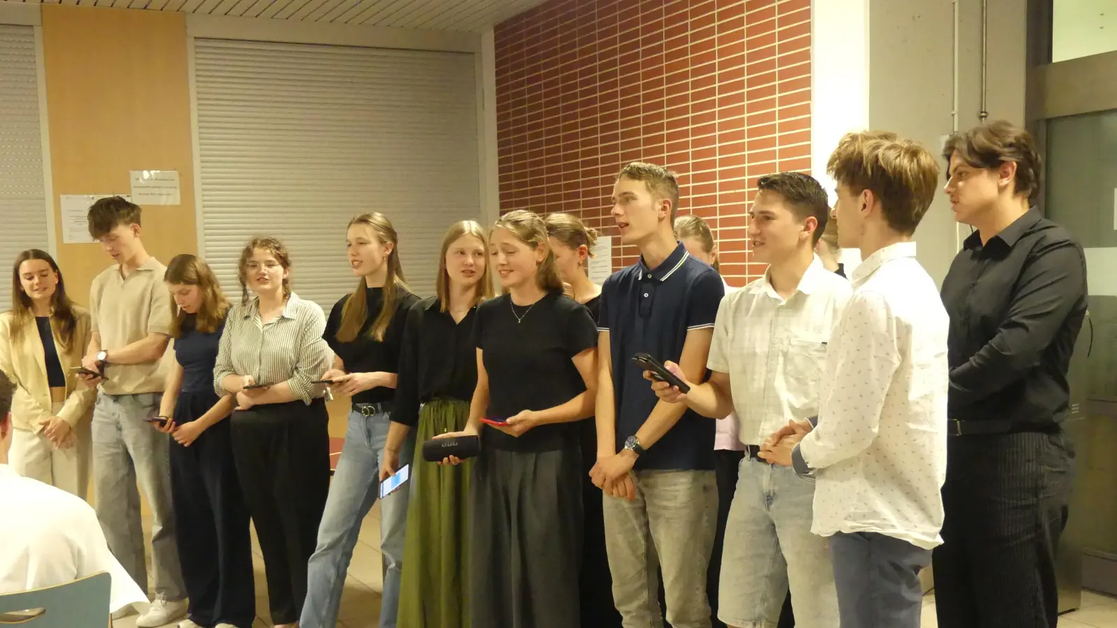 Mit slowakischen Heimatliedern verabschiedeten sich die Schüler des Jura-Hronca-Gymnasiums Preßburg bei ihren Gastgebern.  (Bild: Walther Hermann )