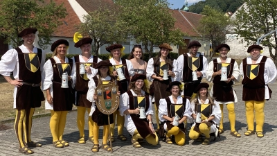 Für langjährige Treue zum Fanfarenzug dankte Rainer Dobmeier (re.) mit dem „Kolpingkrug”. (Bild: Josef Glas)