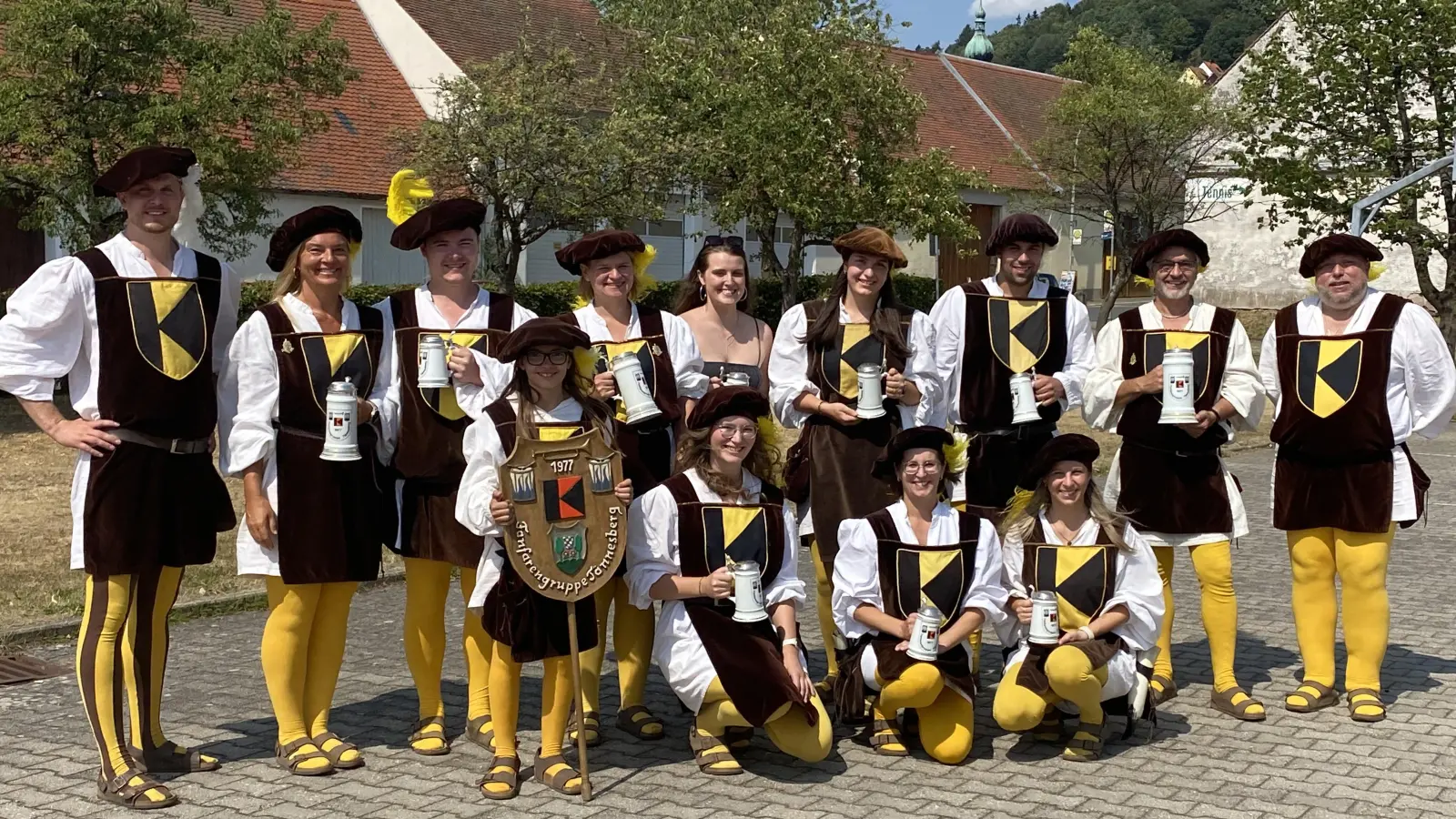 Für langjährige Treue zum Fanfarenzug dankte Rainer Dobmeier (re.) mit dem „Kolpingkrug”. (Bild: Josef Glas)