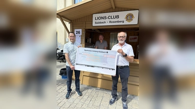 Lions-Club Präsident Dr. Lars Romfeld überreichte vor dem Altstadtfest-Stand dem Hospizverein Amberg und Landkreis Amberg-Sulzbach e.V. eine Spende über 5.000,- Euro. (Bild: Elisa Romfeld)