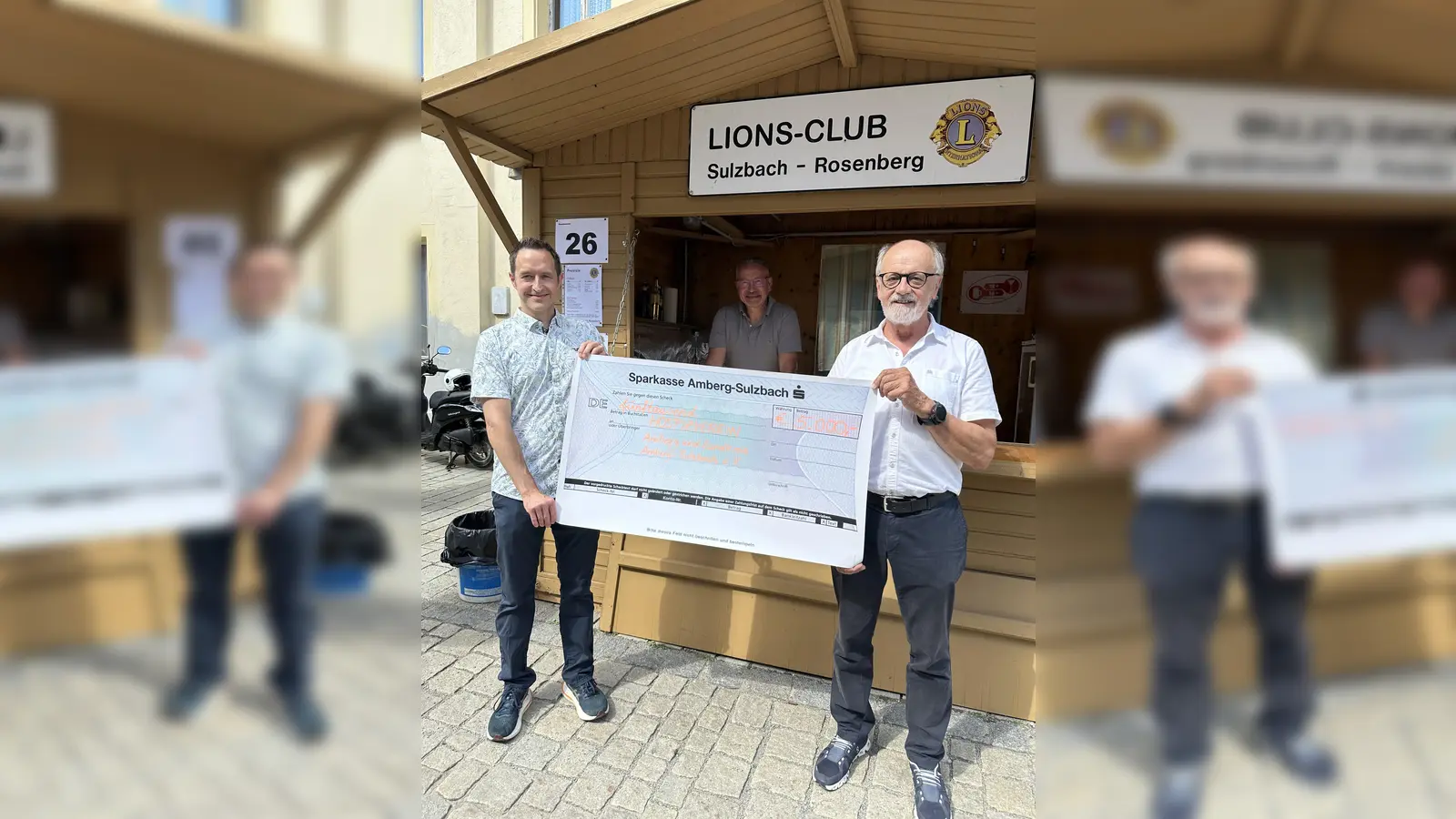 Lions-Club Präsident Dr. Lars Romfeld überreichte vor dem Altstadtfest-Stand dem Hospizverein Amberg und Landkreis Amberg-Sulzbach e.V. eine Spende über 5.000,- Euro. (Bild: Elisa Romfeld)