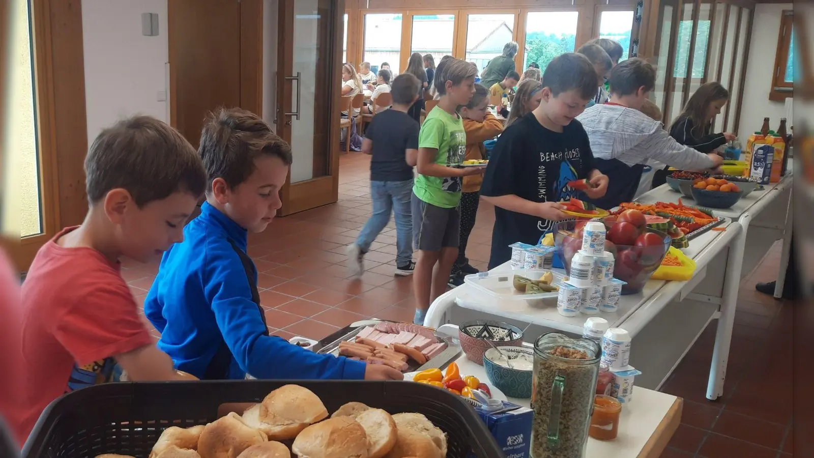 Die Auswahl war enorm und alle Mädchen und Buben ließen es sich schmecken. (Bild: Magdalena Prechtl, Grundschule Leuchtenberg)
