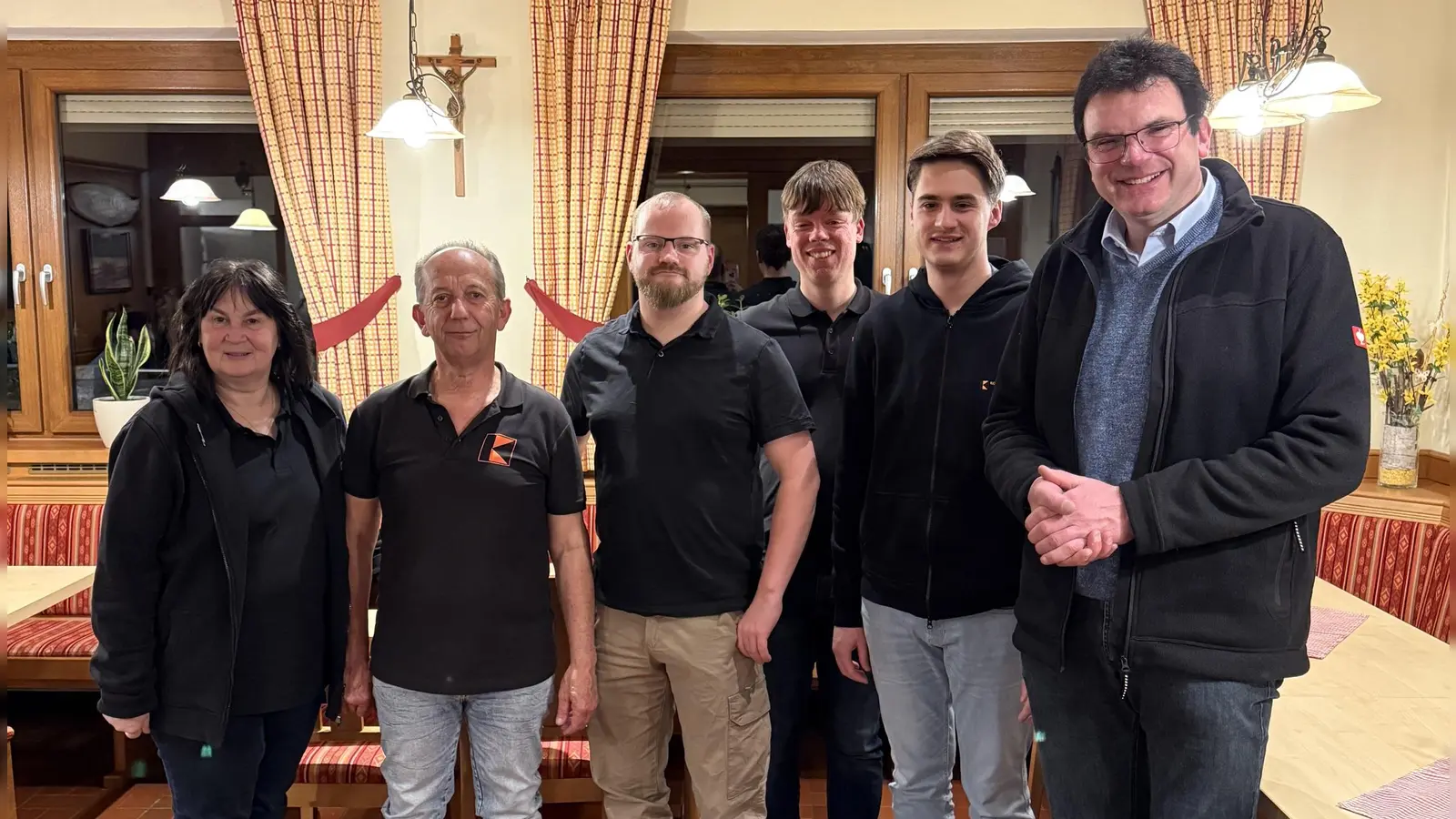 2. Vorsitzende Birgit Höcherl, Vorstand Hans Herrmann, Neumitglied Markus Pichler, Gemeindereferent Christian Glaser, Neumitglied Maximilian Roßmann und Stadtpfarrer und Präses Wolfgang Dietz (von links).  (Bild: Daniel Herrmann)