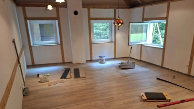 Zwischenzeitlich ist das Innenleben der Hütte fast fertig. Stühle und Tische sind wieder an ihrem Platz und der Ofen kann geheizt werden. Es fehlen nur noch Gestaltungselemente und einige Bilder aus der Schall`ker Geschichte. Zur Jahrehauptversammlung war „volles Haus”  (Bild: Filippo Giuliano)