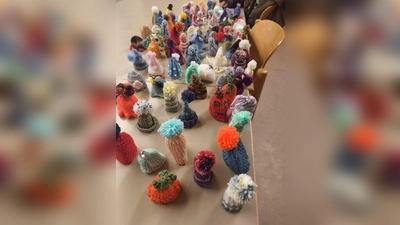 Soviele Mützchen in vielen verschiedenen Farben, Mustern und Formen wurden schon gemacht  (Bild: Astrid Knab)