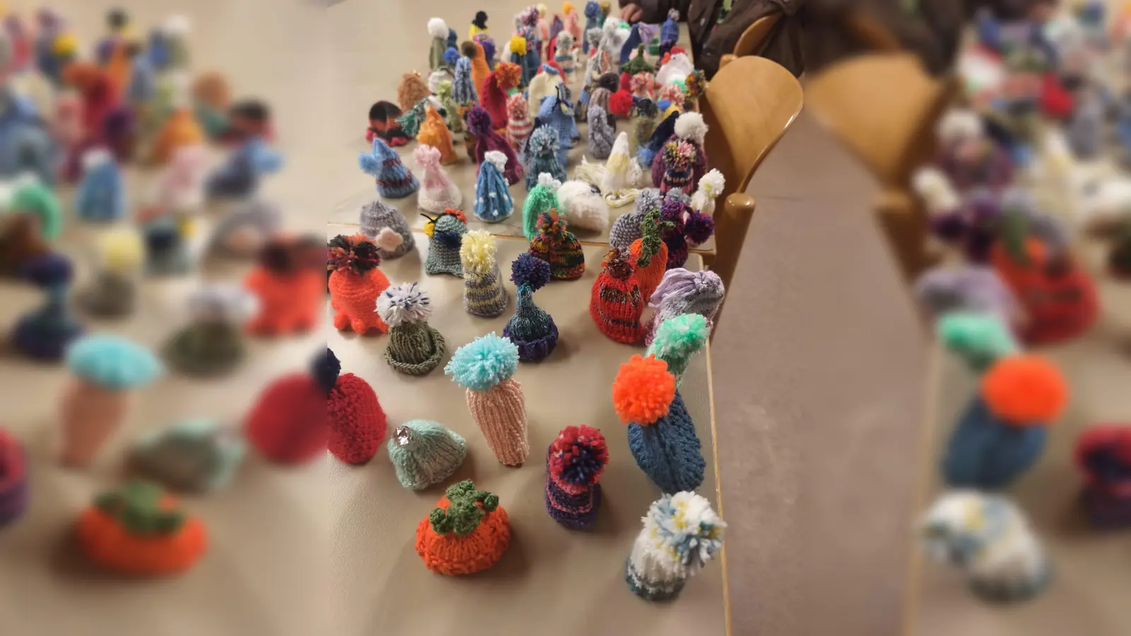 Soviele Mützchen in vielen verschiedenen Farben, Mustern und Formen wurden schon gemacht  (Bild: Astrid Knab)