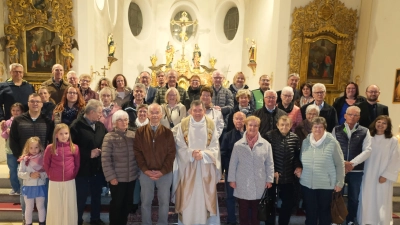Ehejubilare, die vor 5 bis 65 Jahre ihr Versprechen hielten, feierten mit Pfarrer Max Früchtl einen Festgottesdienst, bei dem das Eheversprechen erneuert wurde. (Bild: Fred Lehner)