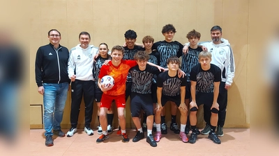 Die siegreiche Mannschaft aus Kümmersbruck mit BFV-Turnierleiter Michael Jung (links) sowie dem Trainer-Team Martin Rigo und Oliver Fenk (rechts) (Bild: Bernd Stengl)