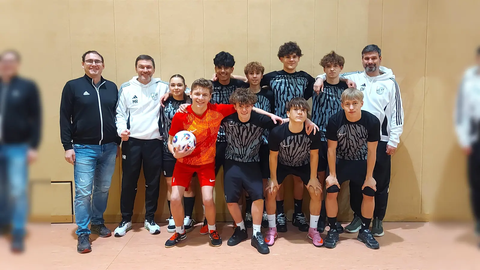 Die siegreiche Mannschaft aus Kümmersbruck mit BFV-Turnierleiter Michael Jung (links) sowie dem Trainer-Team Martin Rigo und Oliver Fenk (rechts) (Bild: Bernd Stengl)