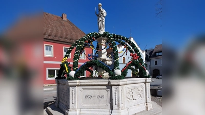 Osterbrunnen verschönert Stadt Pleystein  (Bild: Herbert Lorenz)