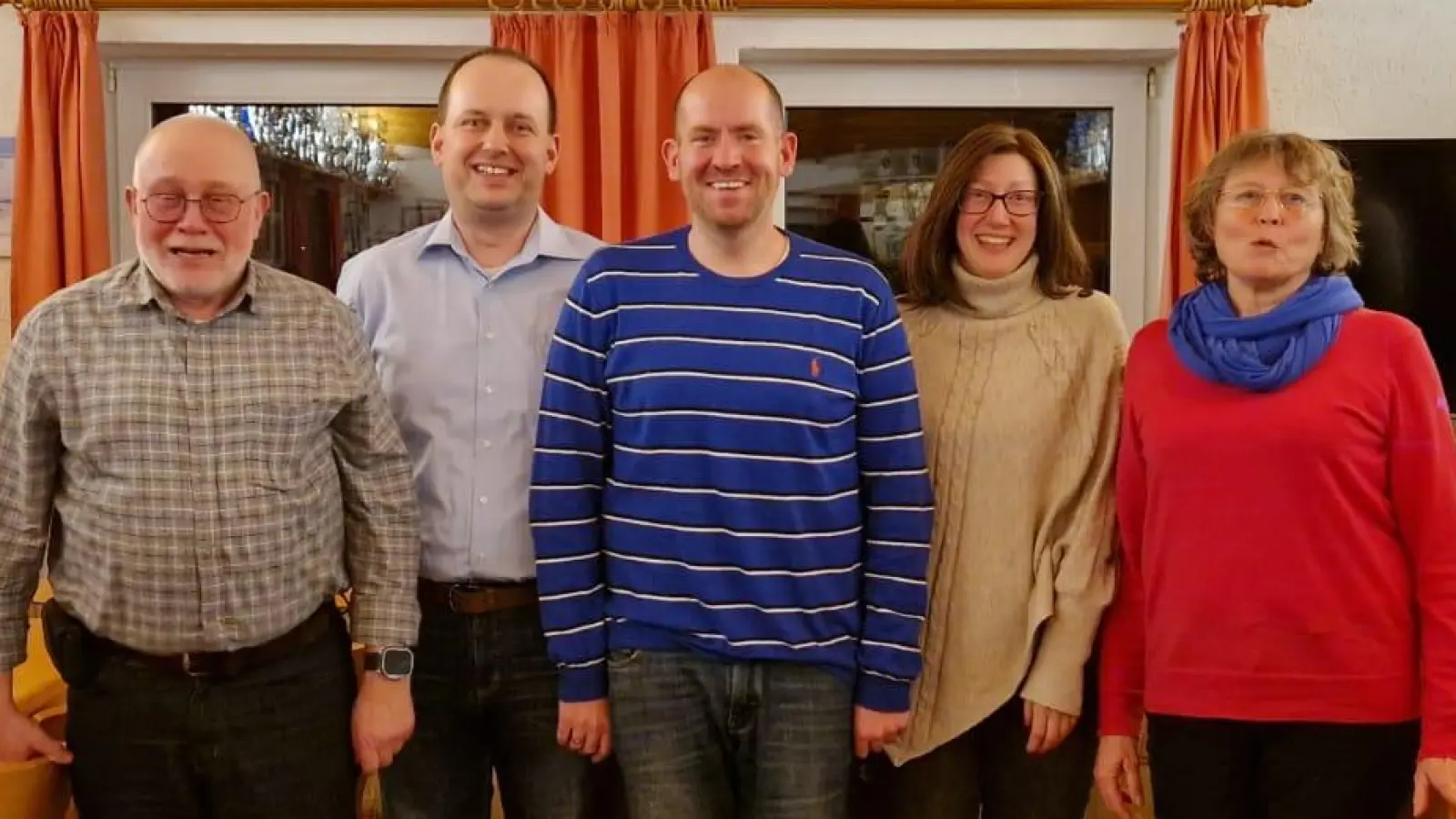 Die Vorstandschaft des neu gewählten Vereins „Förderverein DJK Neuhaus” von links Wolfgang Henrichen Kassenprüfer, Andreas Egeter Kassier, Sebastian Kreß 1. Vorstand, Denise Heimerl Schriftführerin, Marion Henrichen 2. Vorstand (Bild: Heike Heimerl)