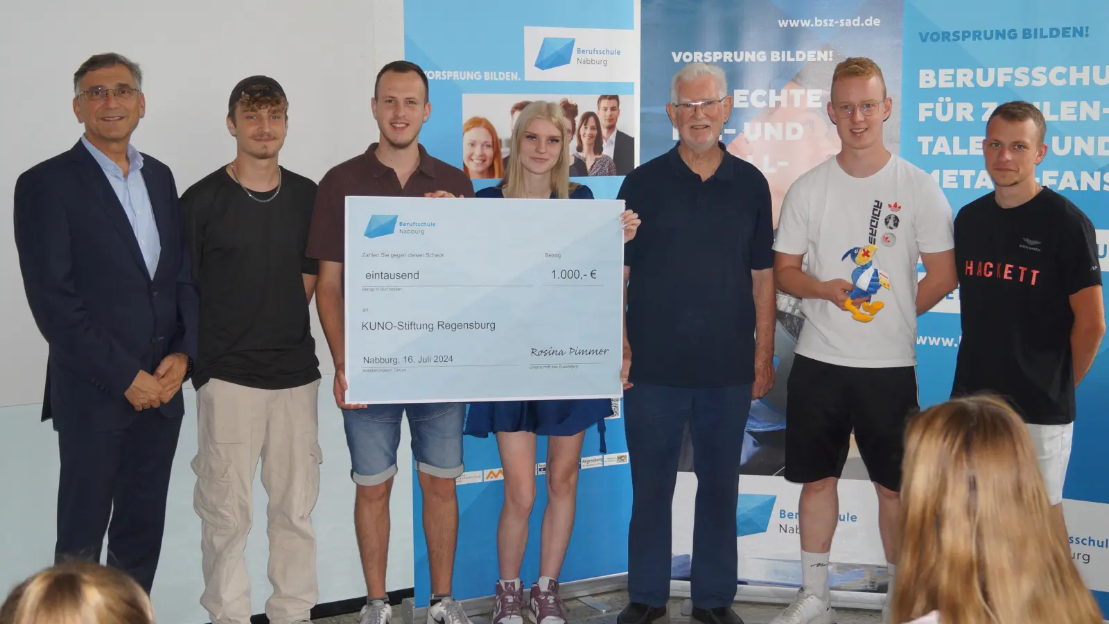 Spendenübergabe an der Berufsschule in Nabburg.  (Bild: Christoph Seidel)