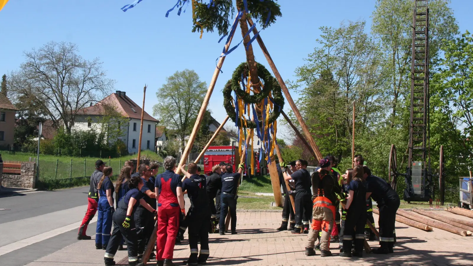 Natürlich stand das Aufstellen des traditionellen Maibaums auf dem Vorplatz des Gerätehauses im Mittelpunkt des Geschehens.  (Bild: Ulrich Reindl)