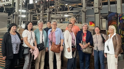 Die Mitglieder des HWF Tirschenreuth in der Produktionshalle der Firma Lamberts, nicht im Bild Frau Enslein (Bild: Antje Kopp-Lüdemann)