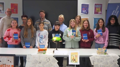 Rektor Alexander Köstler, Konrektorin Jessica Plannerer, Klassenleiterin Sissy Zeltner, Förderlehrerin und Lesebeauftragte Sophia Popp, Lehrer Sebastian Högl sowie Elternbeiratsvorsitzende der Mittelschule Nicole Bühlmeyer mit den Lesetalenten der Fichtelnaabtal-Mittelschule Ebnath (Bild: Kathrin Wunderlich)