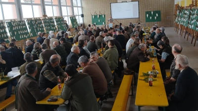 Die Jägerinnen und Jäger im Altlandkreis Vohenstrauß lauschten zahlreiche Fachvorträge anlässlich der Hegeschau 2026 in der Turnhalle Tännesberg. (Bild: Florian Forster)