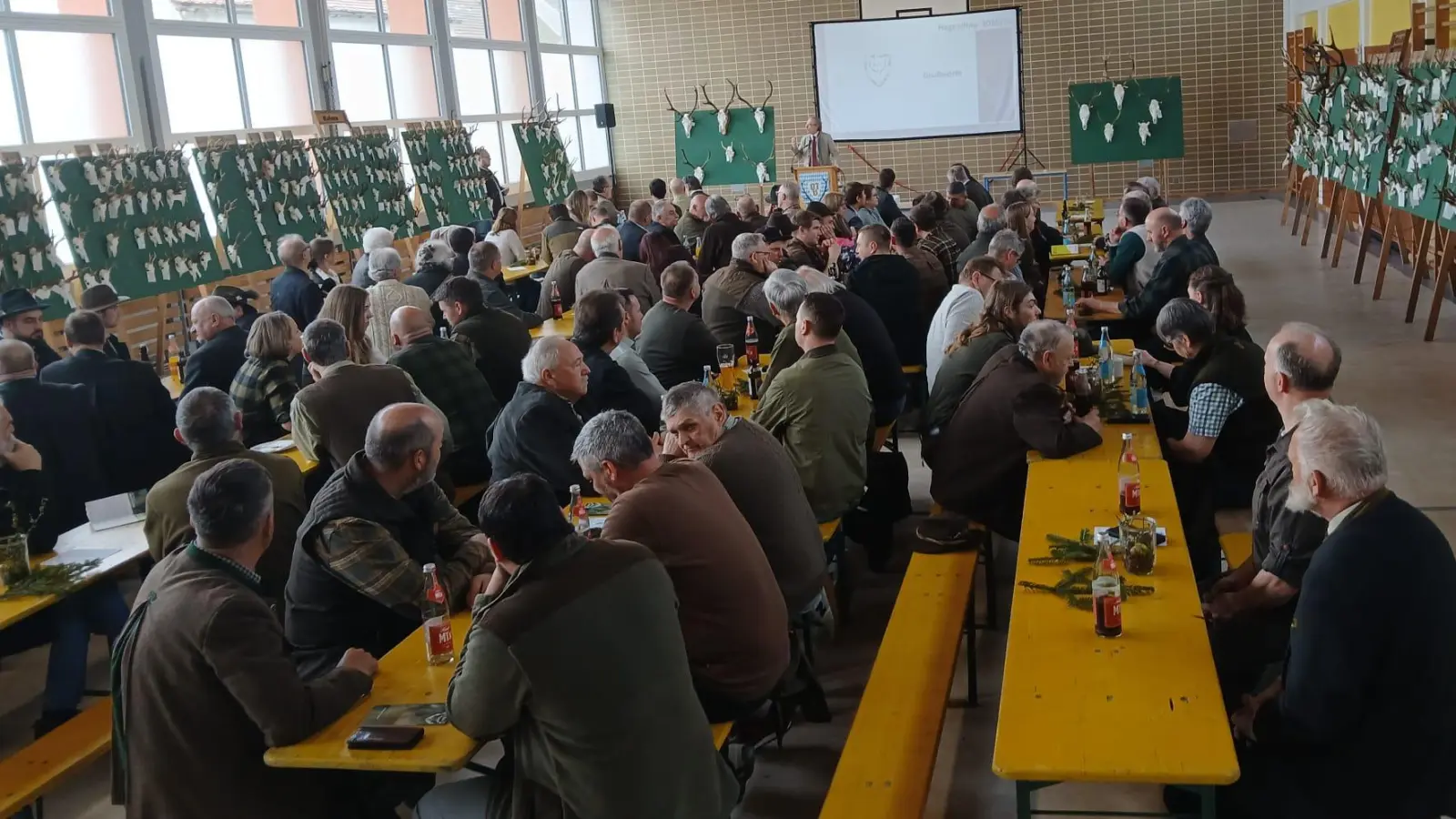 Die Jägerinnen und Jäger im Altlandkreis Vohenstrauß lauschten zahlreiche Fachvorträge anlässlich der Hegeschau 2026 in der Turnhalle Tännesberg. (Bild: Florian Forster)