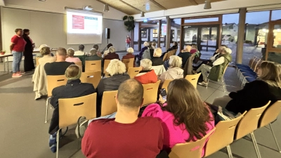 Die Teilnehmer lauschten gespannt den Referentinnen der Agentur für Haushaltshilfe. (Bild: Susanne Martin)