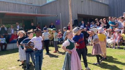 Tanz der Vorschulkinder „Zum Tanzn bin i ganga”. (Bild: Samantha Bauer)