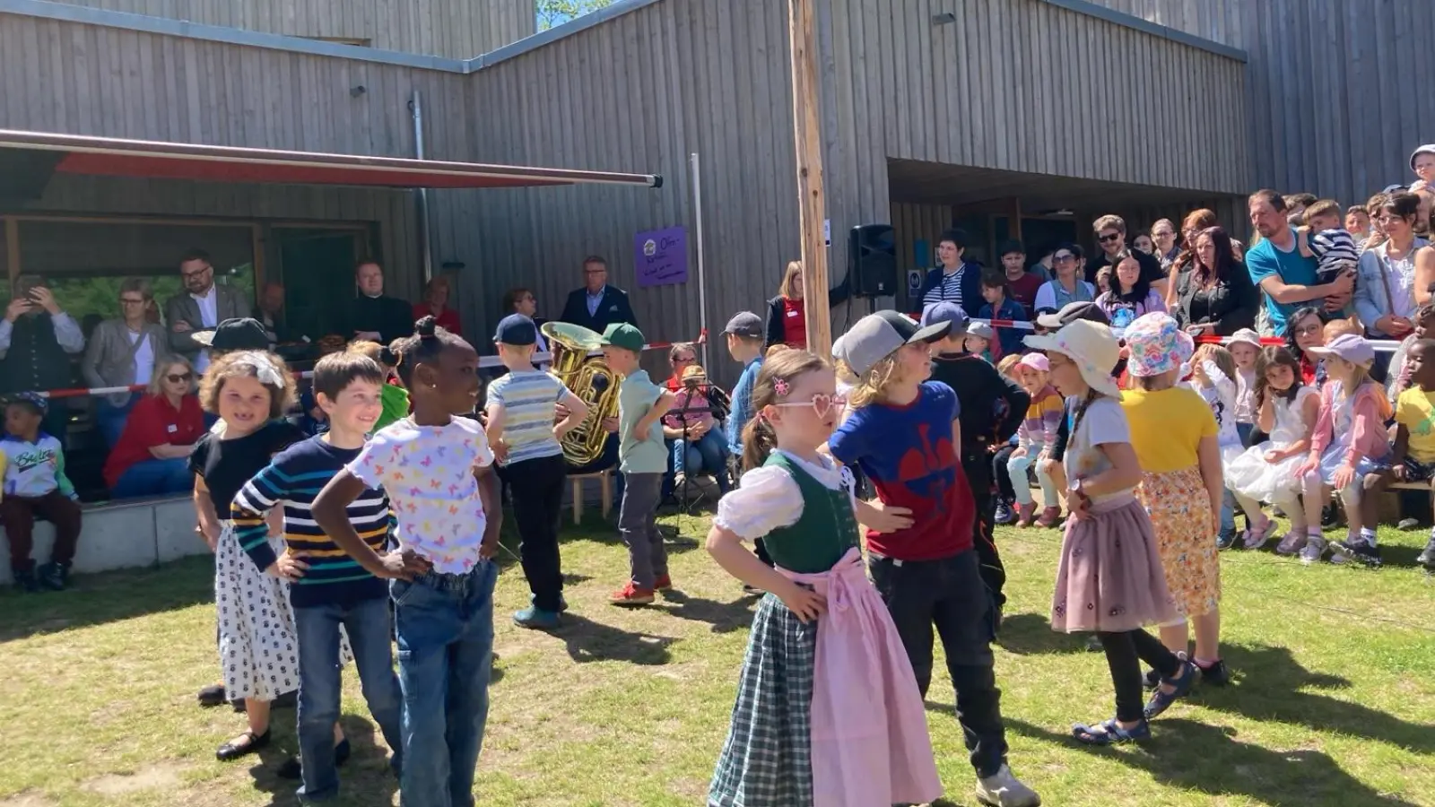 Tanz der Vorschulkinder „Zum Tanzn bin i ganga”. (Bild: Samantha Bauer)