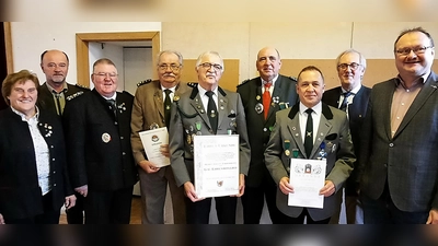 Die Geehrten (von links): Hertha Zeiler, Werner Wendl, Wolfgang Moll, Günter Fleischmann, Johann Zimmermann, Helmut Döbereiner, Hans Roth, Franz Mädler und Bürgermeister Uwe König. (Bild: Georg Hausmann)