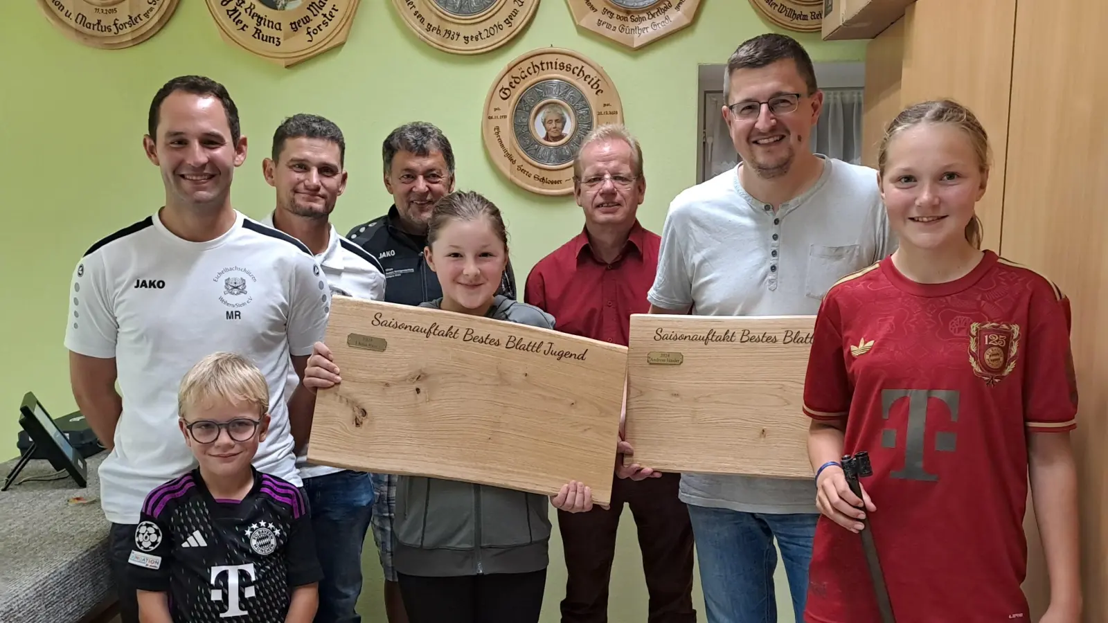 Das Retroschießen gewannen Andreas und Emma Haider. Vorne Von Links Milan Forster und Maria Ost. Dahinter Schützenmeister Matthias Reis, Emma Haider, Andreas Haider. Letzte Reihe Schießleiter Martin Mayer jun. Gerhard Meindl und Gauschützenmeister Klaus Ketzler.  (Bild: Hans Schlosser)