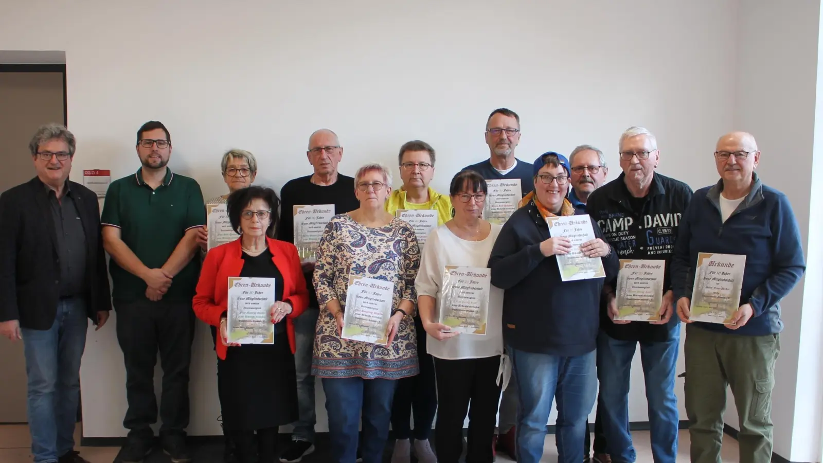 Zahlreichen treuen Mitgliedern gratulierten Wanderfreunde-Vorsitzender Albert Ficker (Dritter von rechts) und Bürgermeister Bernhard Stangl (links). (Bild: Bernhard Piegsa)