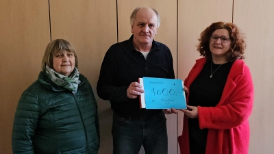 Die beiden Vorsitzenden des KDFB Barbara Schmid und Rosi Haubner, Mitte Helmut Thanner vom Förderzentrum Tirschenreuth (Bild: Barbara Schmid)