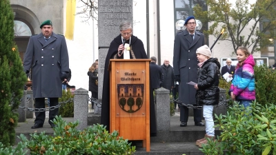 Die achtjährige Sophie Bruischütz (rechts) und die neunjährige Emily Beierl tragen Gedanken zum Volkstrauertag und Fürbitten vor. (Bild: Franz Völkl)