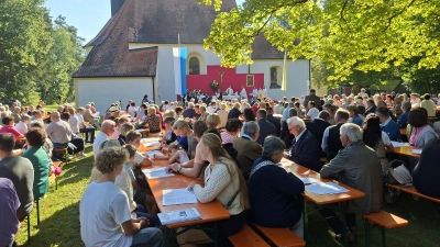 Schon zum Festgottesdienst strömten zahlreiche Wallfahrer auf den Eggenberg (Bild: Lothar Trager)