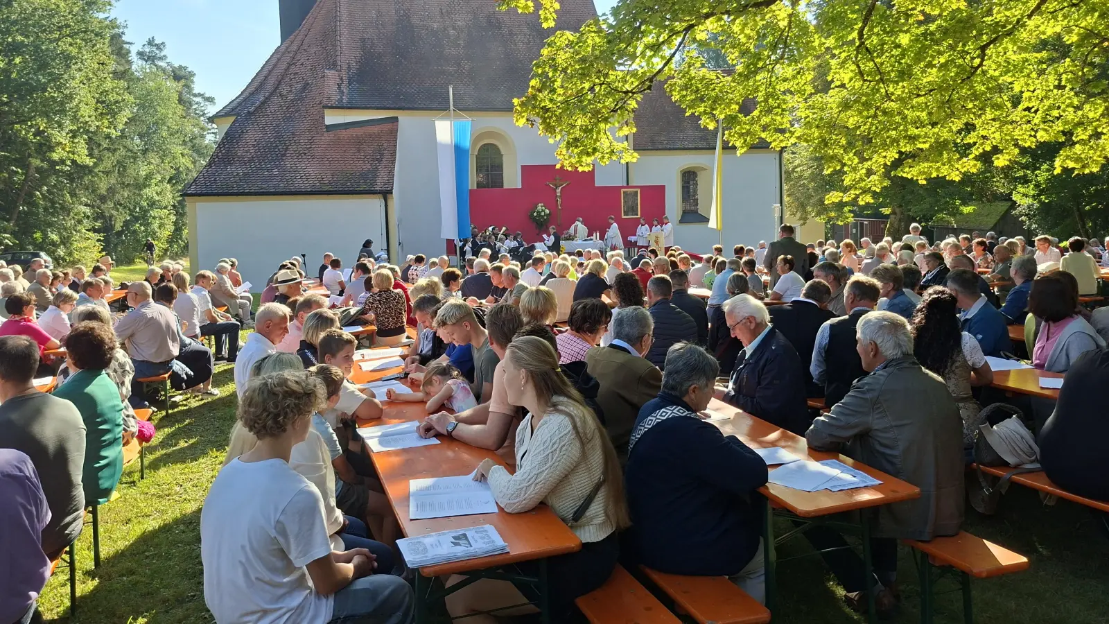 Schon zum Festgottesdienst strömten zahlreiche Wallfahrer auf den Eggenberg (Bild: Lothar Trager)