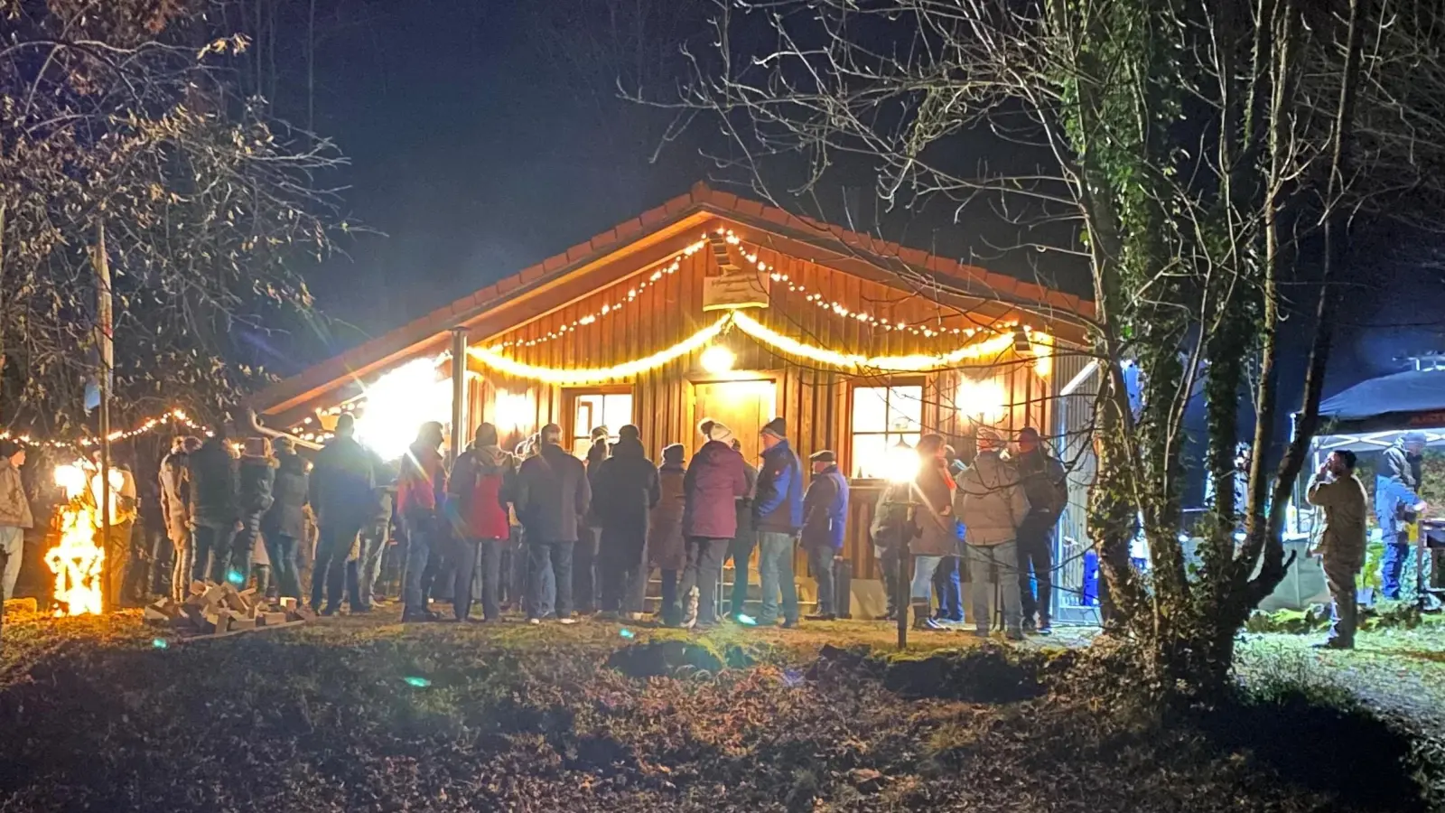 Vorweihnachtliche Stimmung am Feuerwehrhaus in Högen. (Bild: Günter Steger)