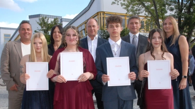Vorne Schüler: Ylvie Schamber (9G), Marlen Wilhelm (9G), Chris Besenhard (M10G), Jania Beer M10a)<br>Hinten: Markus Gleißner, Gabi Grüner-Kreillinger, Johannes Raab, Schulleiter Florian Fuchs, Katharina Forster <br> (Bild: Florian Fuchs)