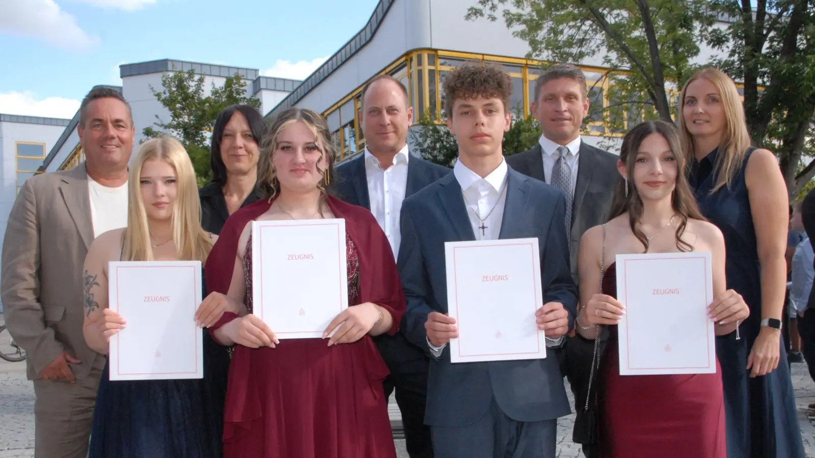 Vorne Schüler: Ylvie Schamber (9G), Marlen Wilhelm (9G), Chris Besenhard (M10G), Jania Beer M10a)<br>Hinten: Markus Gleißner, Gabi Grüner-Kreillinger, Johannes Raab, Schulleiter Florian Fuchs, Katharina Forster <br> (Bild: Florian Fuchs)