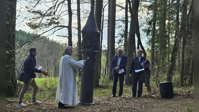 Landvolkseelsorger Christian Liebenstein segnet die Bruder-Klaus-Stele in Johannisthal (Bild: Martina Friedrich)