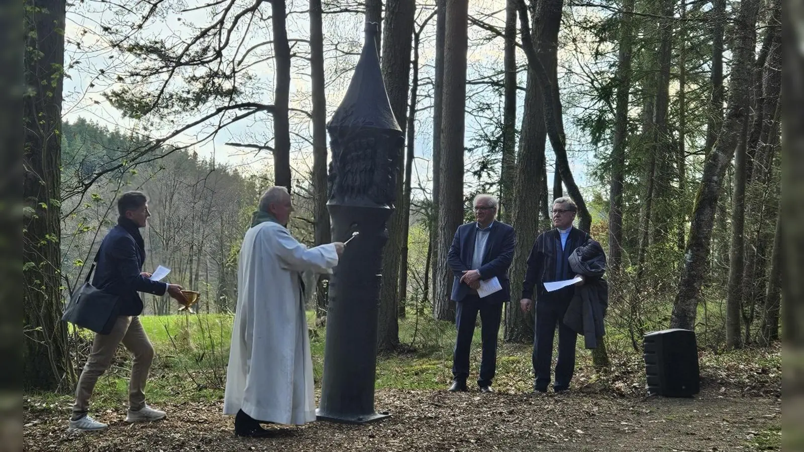 Landvolkseelsorger Christian Liebenstein segnet die Bruder-Klaus-Stele in Johannisthal (Bild: Martina Friedrich)