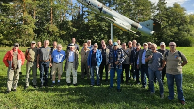 Die Kameraden der KRK Vilseck vor einem F-104G Starfighter auf dem Gelände der WTD 61 in Manching (Bild: Herbert Grollmisch)