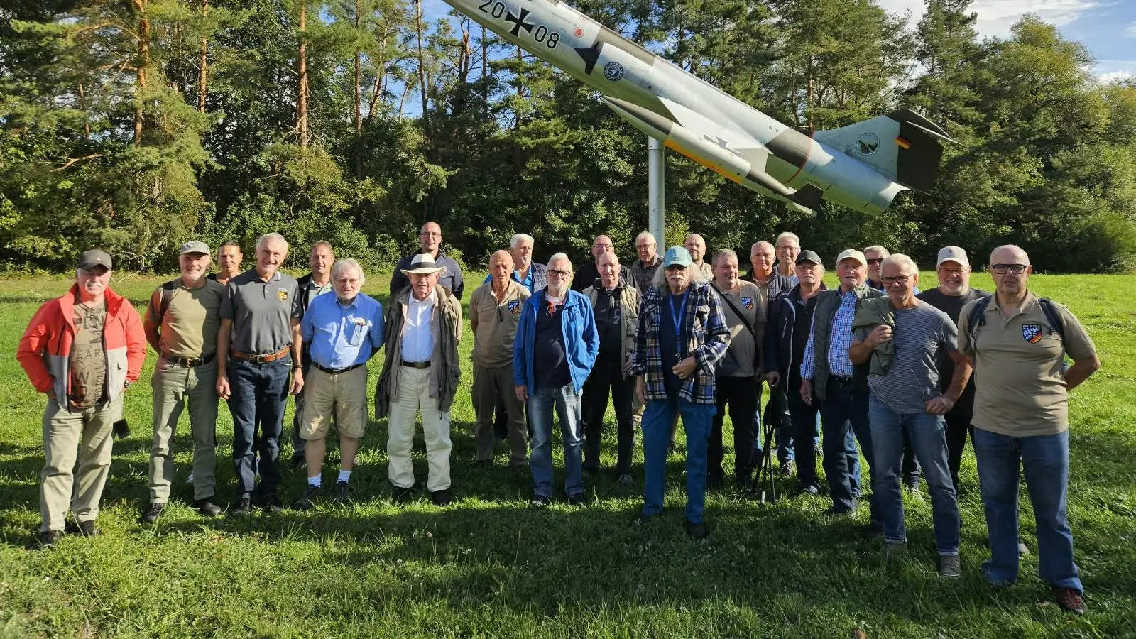 Die Kameraden der KRK Vilseck vor einem F-104G Starfighter auf dem Gelände der WTD 61 in Manching (Bild: Herbert Grollmisch)