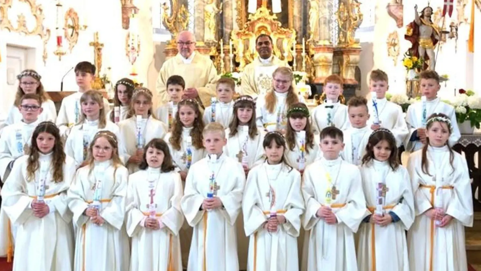 Erstkommunionkinder mit Pfarrer Julius Johnrose und Diakon Harald Schraml. (Bild: Helmut Greger)