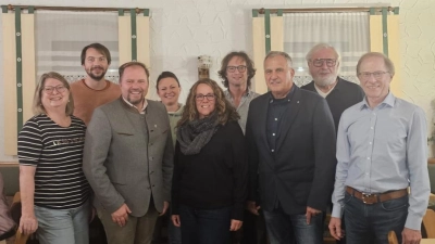Erster Vorsitzender Winfried Neubauer: 3. von rechts / Stv. Vorsitzende: Kerstin Kraus: vo. Mitte, / Schriftführer: Oskar Kastner : vo. re. / Kassier: Harald Scharf : hinten Mitte, / Kassenprüfer: Gisela Kastner: links Jonas Sticht, hinten links / Beiräte: Werner Schulten: hinten, 2. vo. rechts / Kristina Konrad : hinten Mitte / Landrat: vo., 2. von links  (Bild: Kerstin  Kraus )