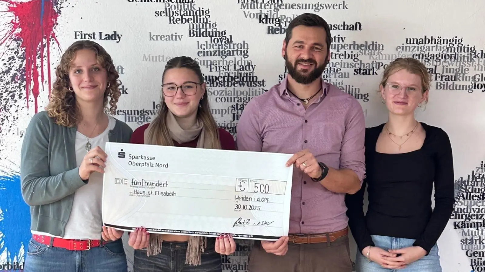 Peter Wasel dankt den Schülersprecherinnen Hannah Weimann, Marlene Schärtl und Annalena Lindner für die Unterstützung. (Bild: Birgit Gebert)