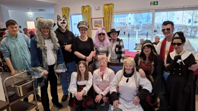 Das bewährte und rührige AWO-Team der Seniorentagesstätte präsentierte sich am „unsinnigen Donnerstag“ zum Tagesthema „Hollywood“ in tollen Kostümen . An der Spitze AWO-Vorsitzender Fritz Möstl mit grauer Perücke und edlem Barock-Umhang. (Bild: Karl Ziegler)