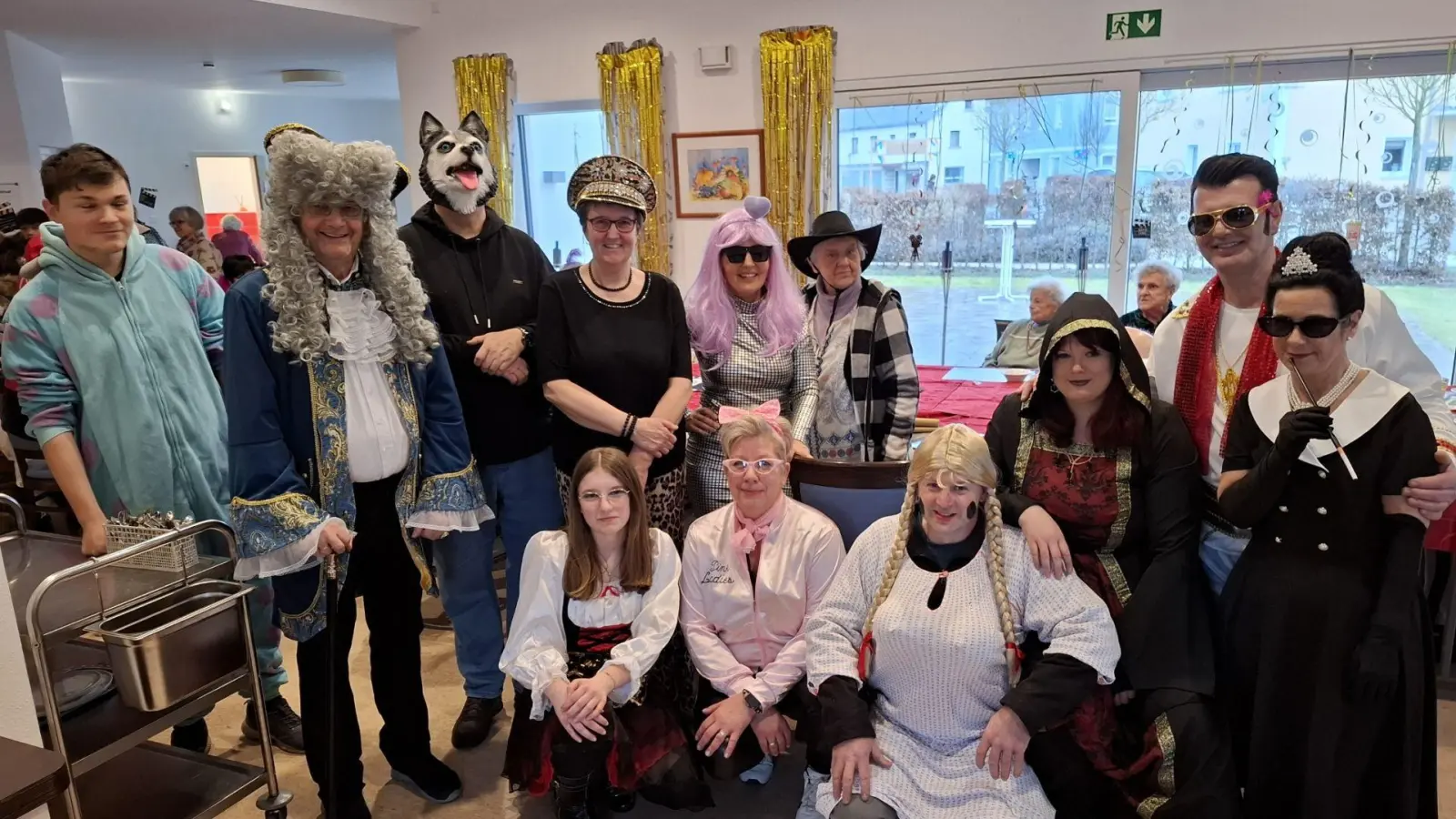 Das bewährte und rührige AWO-Team der Seniorentagesstätte präsentierte sich am „unsinnigen Donnerstag“ zum Tagesthema „Hollywood“ in tollen Kostümen . An der Spitze AWO-Vorsitzender Fritz Möstl mit grauer Perücke und edlem Barock-Umhang. (Bild: Karl Ziegler)